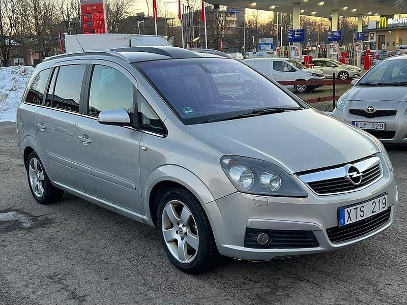 Begagnad Opel Zafira 150 HK (110 kW) 2006 Grå Minibuss