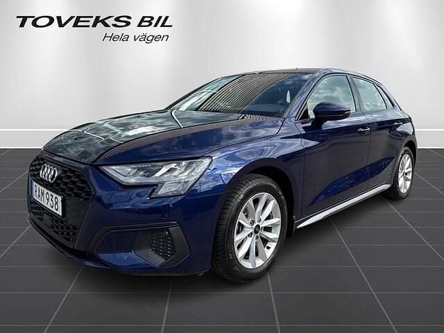 Navarrablå metallic Begagnad 2023 Audi A3 Proline | 269 900 kr (Marknadspris) - Bild 1/4