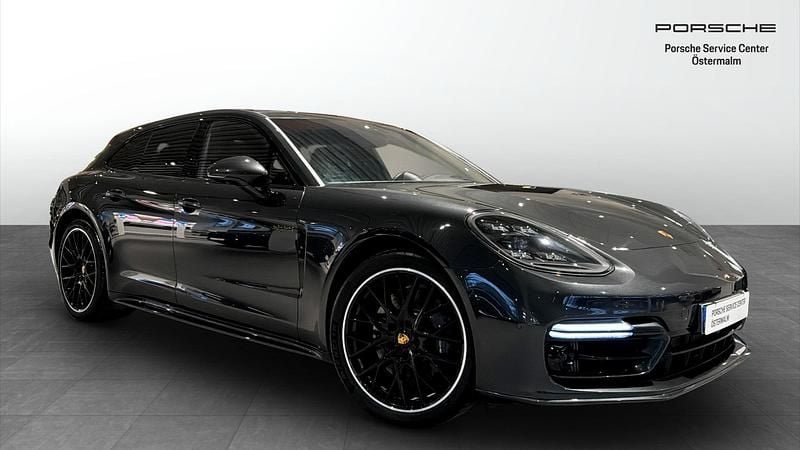 Grå Begagnad 2023 Porsche Panamera 4 Sport Turismo Sedan | 875 000 kr (Marknadspris) - Bild 1/4