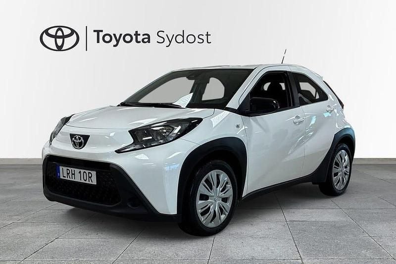 Vit Begagnad 2023 Toyota Aygo X X-play SUV | 148 800 kr (Marknadspris) - Bild 1/3