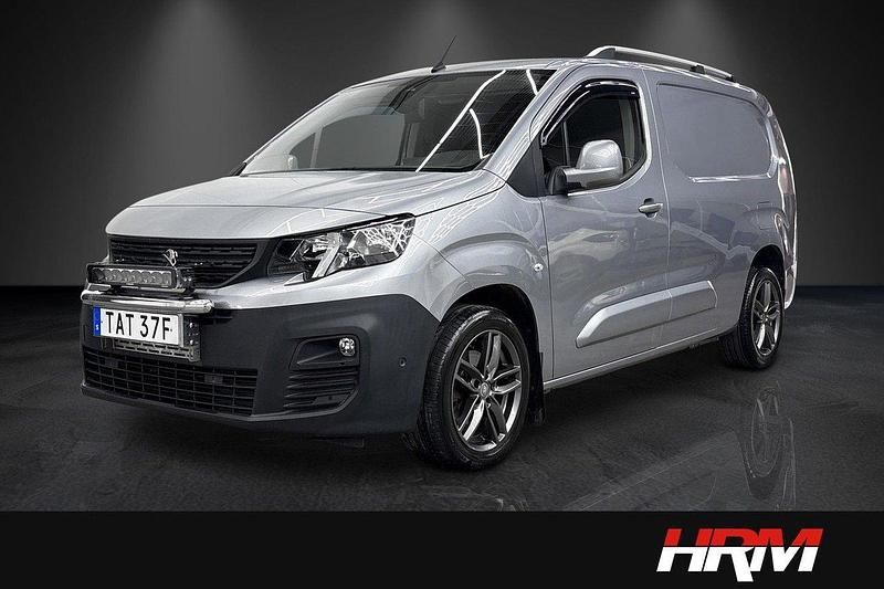 Grå Begagnad 2019 Peugeot Partner Minibuss | 179 900 kr (Marknadspris) - Bild 1/4