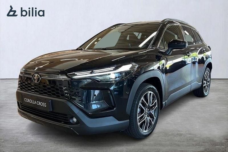 Svart Ny 2025 Toyota Corolla Cross Executive SUV | 465 500 kr (Lite dyr) - Bild 1/4