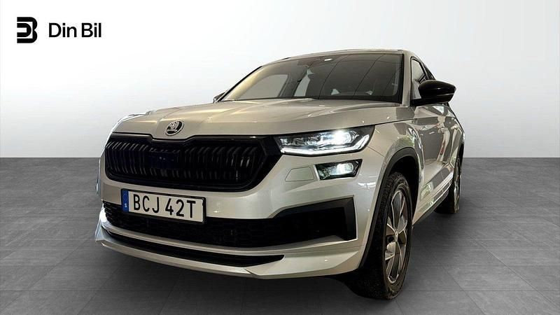 Silver Begagnad 2022 Skoda Kodiaq SportLine SUV | 419 900 kr (Marknadspris) - Bild 1/4
