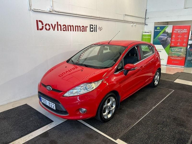 Röd Begagnad 2011 Ford Fiesta Titanium Halvkombi | 34 900 kr (Marknadspris) - Bild 1/4