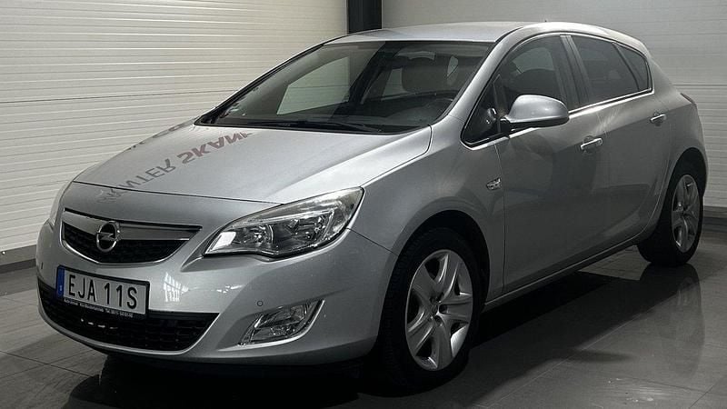 Silver Begagnad 2011 Opel Astra Enjoy Halvkombi | 29 900 kr (Superpris) - Bild 1/4