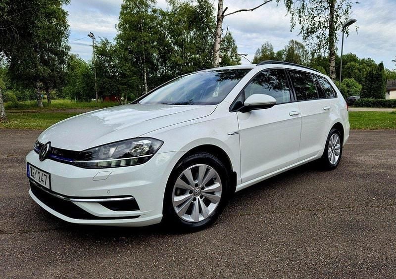 Vit Begagnad 2018 VW Golf VII Kombi | 112 000 kr (Marknadspris) - Bild 1/4