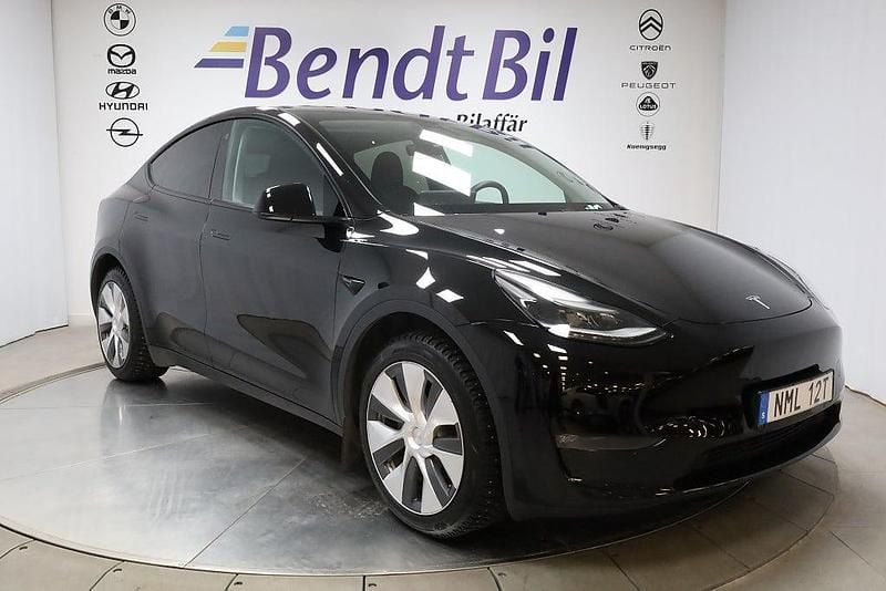 Begagnad Tesla Model Y Long Range AWD 378 kW (514 HK) 2023 Svart SUV