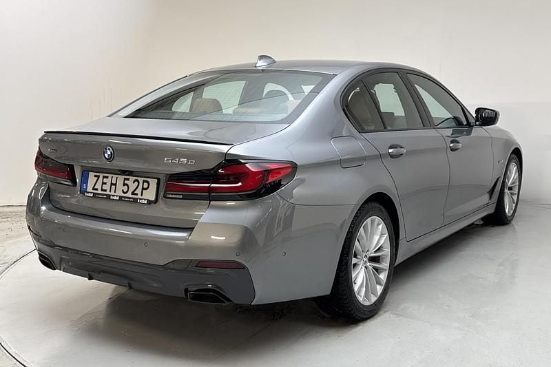 Begagnad BMW 545 M Sport 394 HK (289 kW) 2023 Grå Sedan