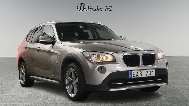 Silver Begagnad 2011 BMW X1 SUV | 78 900 kr (Marknadspris) - Bild 1/4