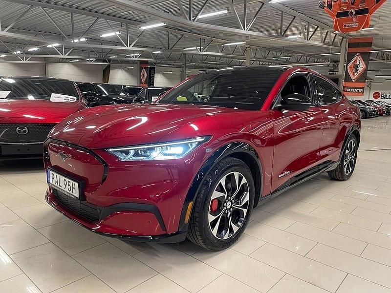 Röd metallic Begagnad 2021 Ford Mustang Mach-E SUV | 319 000 kr (Bra pris) - Bild 1/4