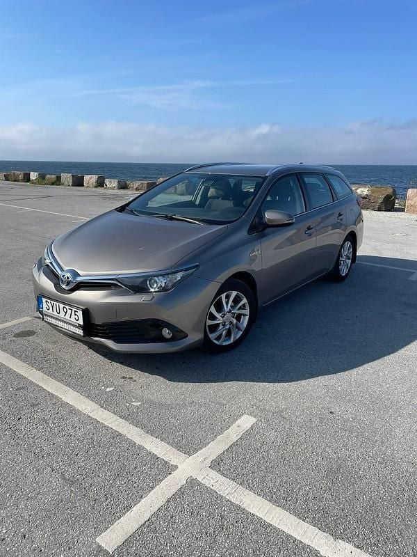 Silverbrun metallic Begagnad 2015 Toyota Auris Touring Sports Kombi | 95 000 kr (Superpris) - Bild 1/4
