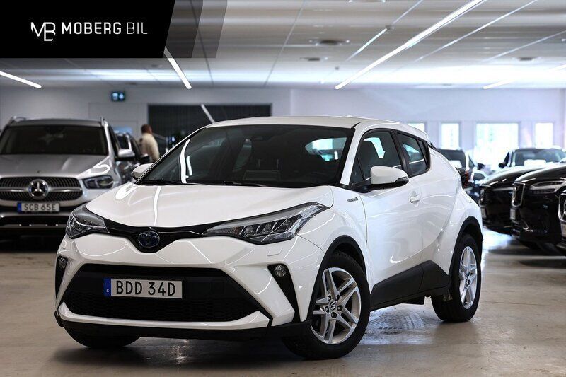 Vit Begagnad 2021 Toyota C-HR Active SUV | 209 900 kr (Marknadspris) - Bild 1/3