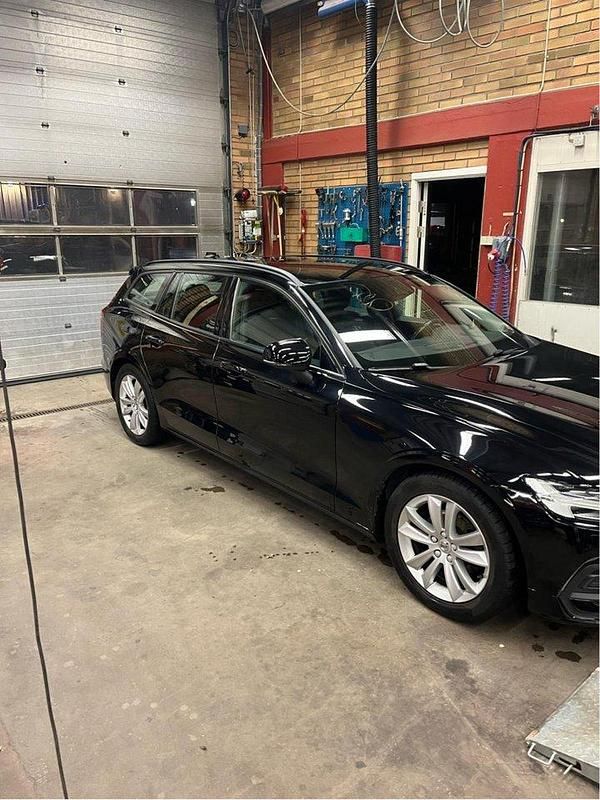 Svart Begagnad 2019 Volvo V60 Kombi | 179 000 kr (Bra pris) - Bild 1/4