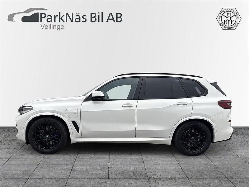 Vit Begagnad 2021 BMW X5 iPerformance SUV | 579 900 kr (Marknadspris) - Bild 1/4