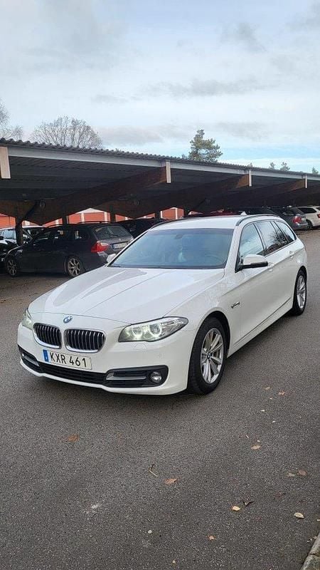 Vit Begagnad 2016 BMW 520 Kombi | 159 000 kr (Marknadspris) - Bild 1/4