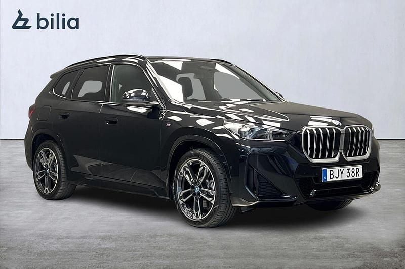 Svart Begagnad 2025 BMW X1 Luxury Line SUV | 609 000 kr (Dyr) - Bild 1/4