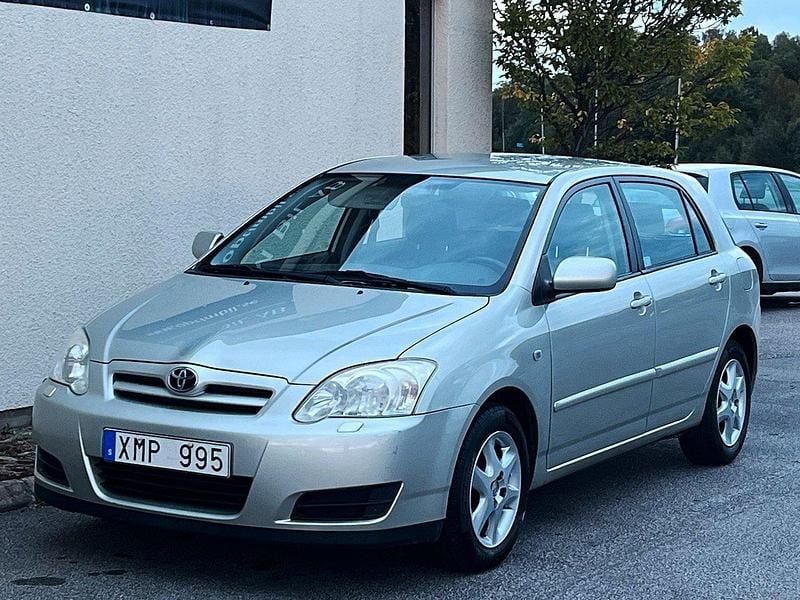 Silver (silvermet) Begagnad 2006 Toyota Corolla Halvkombi | 52 900 kr (Marknadspris) - Bild 1/4