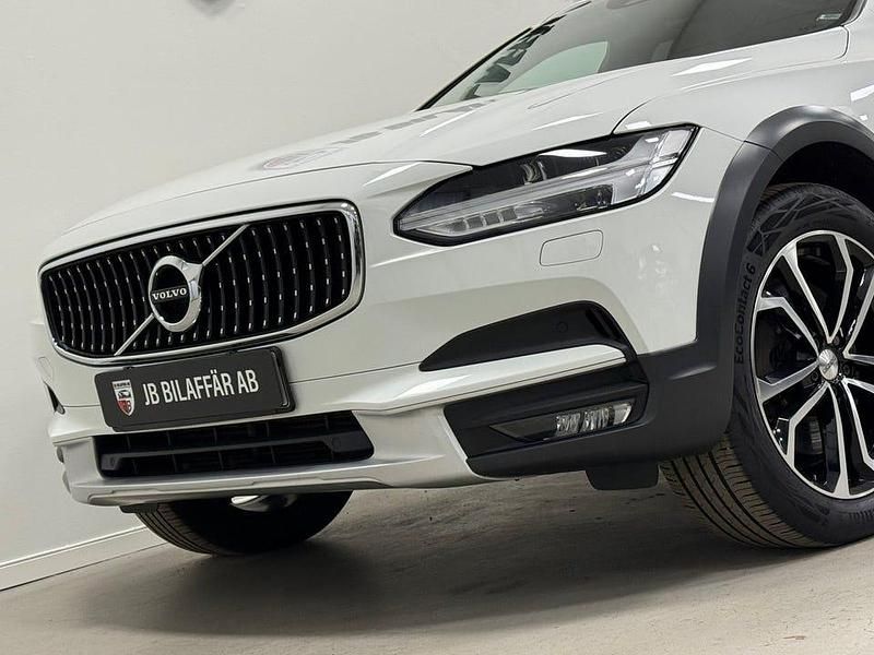 Begagnad Volvo V90 CC Momentum 190 HK (139 kW) 2018 Vit Kombi
