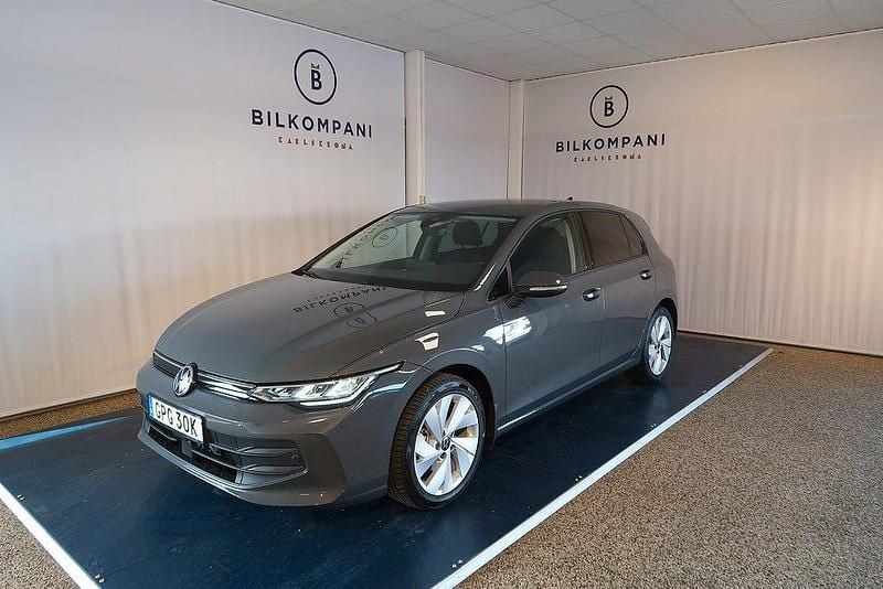 Mörkgrå Begagnad 2025 VW Golf VIII Halvkombi | 294 800 kr (Superpris) - Bild 1/4