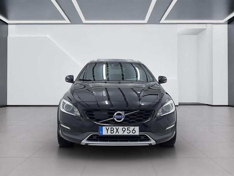 Begagnad Volvo V60 CC Summum 190 HK (139 kW) 2016 Svart Kombi