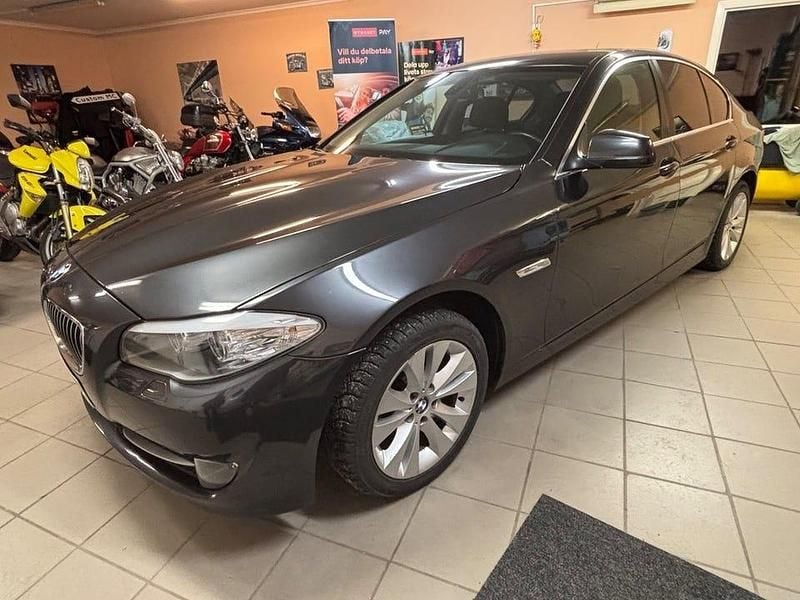 Grå Begagnad 2010 BMW 520 Sedan | 89 700 kr (Marknadspris) - Bild 1/4