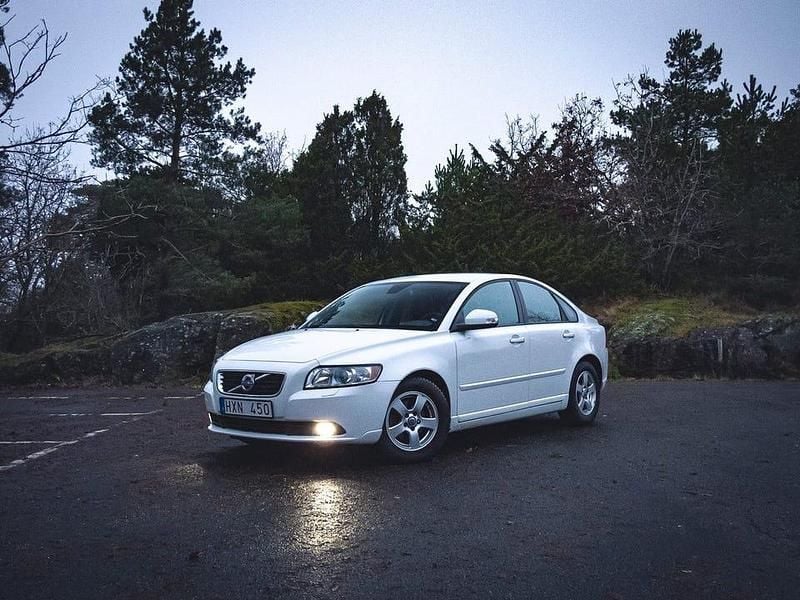 Vit Begagnad 2012 Volvo S40 Standard Sedan | 79 900 kr (Marknadspris) - Bild 1/4