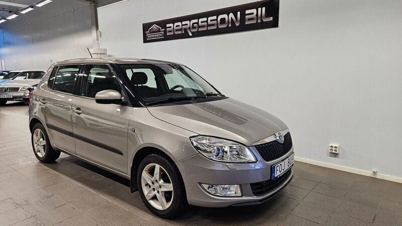Ljusbrun Begagnad 2012 Skoda Fabia Elegance Halvkombi | 42 900 kr (Bra pris) - Bild 1/4