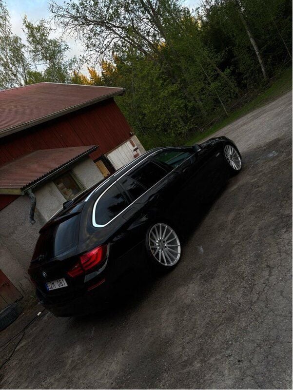 Svart Begagnad 2013 BMW 520 Kombi | 99 900 kr (Marknadspris) - Bild 1/3