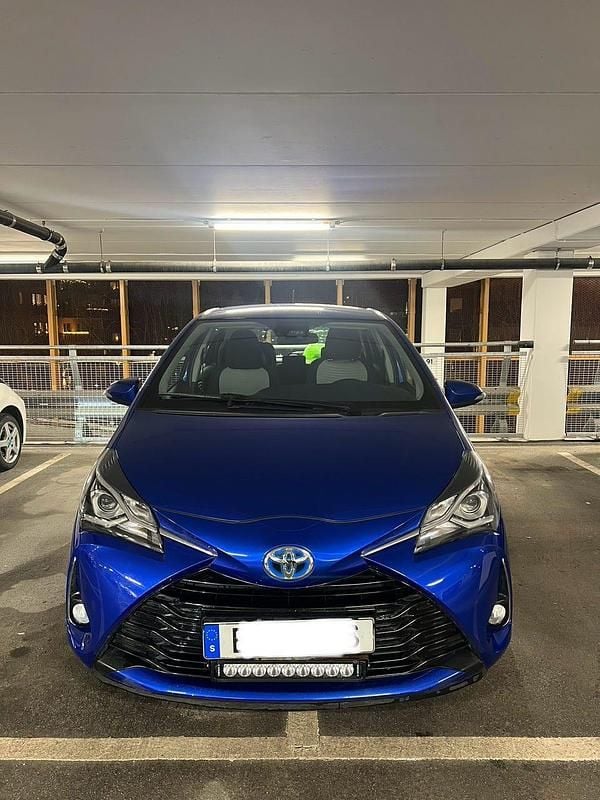 Begagnad 2017 Toyota Yaris Hybrid Halvkombi | 99 500 kr (Marknadspris) - Bild 1/4