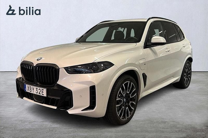 Vit Begagnad 2024 BMW X5 Comfort Edition SUV | 1 049 000 kr - Bild 1/4