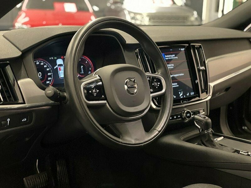 Begagnad Volvo V90 Momentum 150 HK (110 kW) 2019 Mörkgrå (grå) Kombi