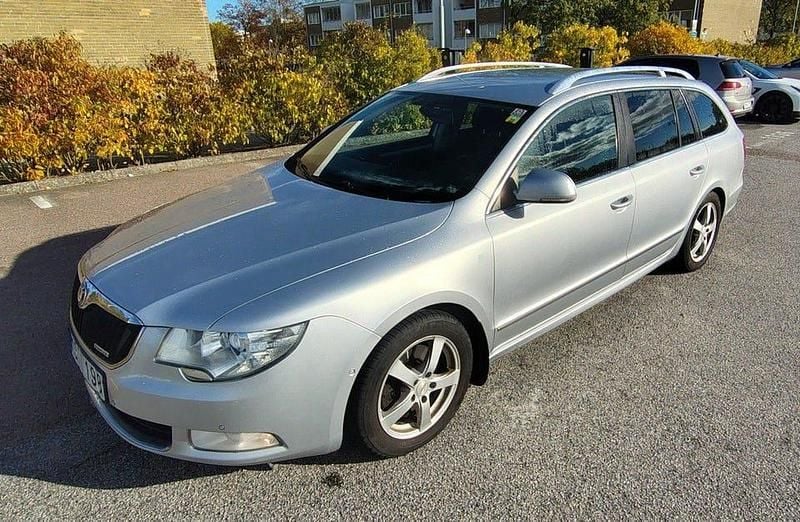 Begagnad 2012 Skoda Superb Elegance Kombi | 44 900 kr (Marknadspris) - Bild 1/4