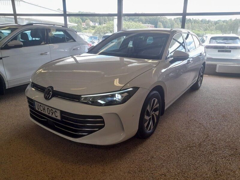Vit (pure white) Begagnad 2024 VW Passat Business Kombi | 369 900 kr (Dyr) - Bild 1/4