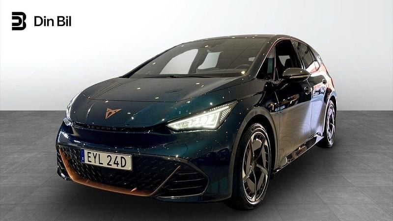 Mörkblå (aurora blue metallic) Begagnad 2024 Cupra Born Halvkombi | 479 900 kr - Bild 1/4