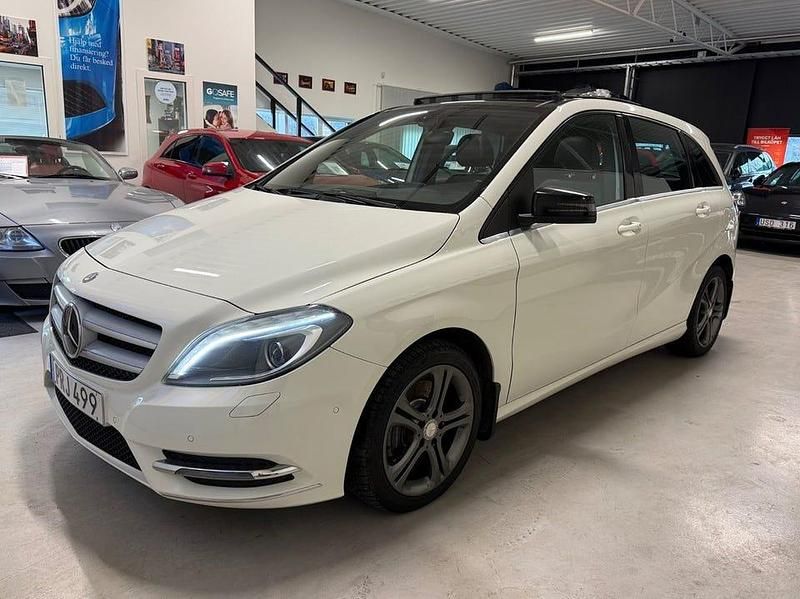 Begagnad Mercedes B220 184 HK (135 kW) 2014 Vit Minibuss