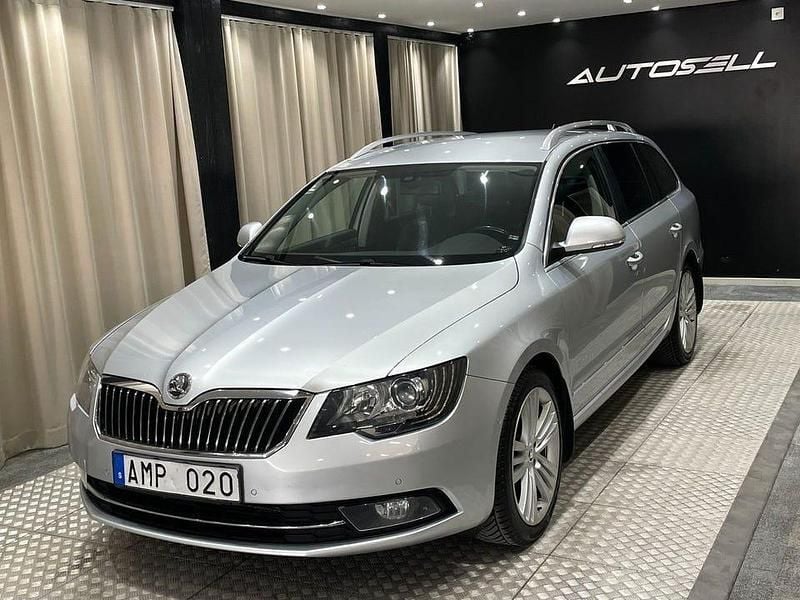 Silver Begagnad 2013 Skoda Superb Elegance Kombi | 99 900 kr (Marknadspris) - Bild 1/4