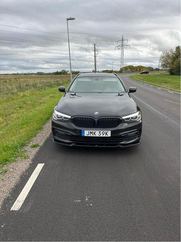 Svart Begagnad 2020 BMW 520 Sport Line Kombi | 275 000 kr (Superpris) - Bild 1/4