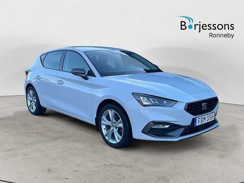 Vit Begagnad 2022 Seat Leon FR Halvkombi | 179 000 kr (Marknadspris) - Bild 1/4