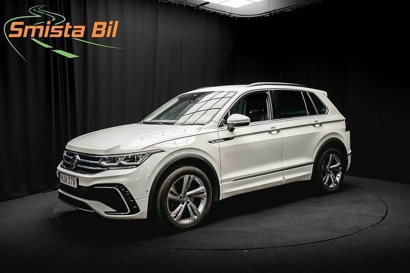 Vit Begagnad 2023 VW Tiguan R-line SUV | 399 700 kr (Marknadspris) - Bild 1/3