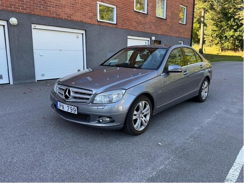 Silver Begagnad 2011 Mercedes C220 Avantgarde Sedan | 90 000 kr (Bra pris) - Bild 1/4