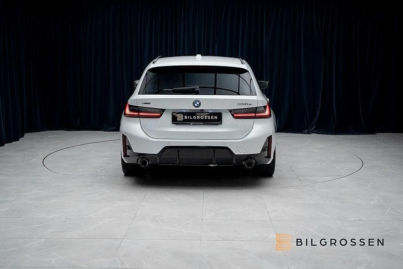Begagnad BMW 330e M Sport 184 HK (135 kW) 2022 Vit Kombi