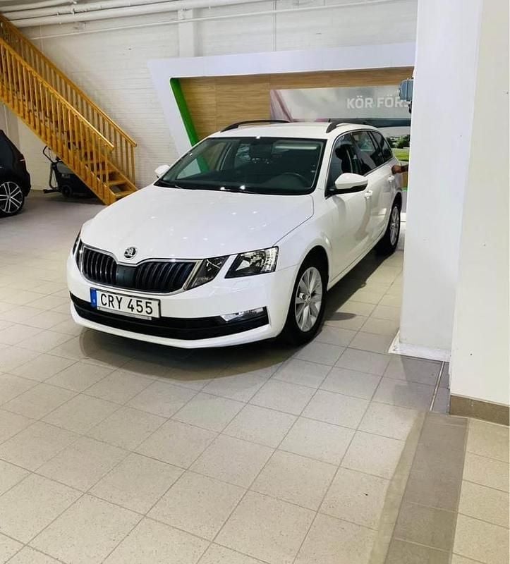 Vit Begagnad 2018 Skoda Octavia Ambition Kombi | 140 000 kr (Bra pris) - Bild 1/4
