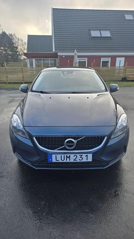 Begagnad 2017 Volvo V40 Halvkombi | 119 000 kr (Bra pris) - Bild 1/4
