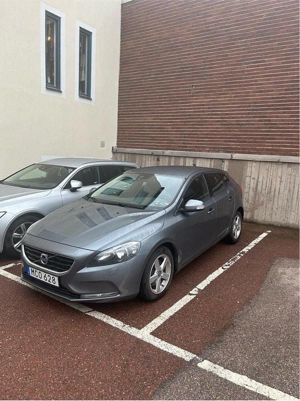 Grå Begagnad 2016 Volvo V40 Kinetic Kombi | 95 000 kr (Bra pris) - Bild 1/2