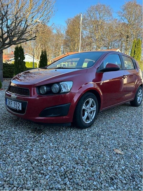Röd Begagnad 2012 Chevrolet Aveo Halvkombi | 25 000 kr (Lite dyr) - Bild 1/4
