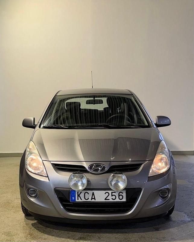 Begagnad Hyundai i20 Select 78 HK (57 kW) 2012 Grå Halvkombi