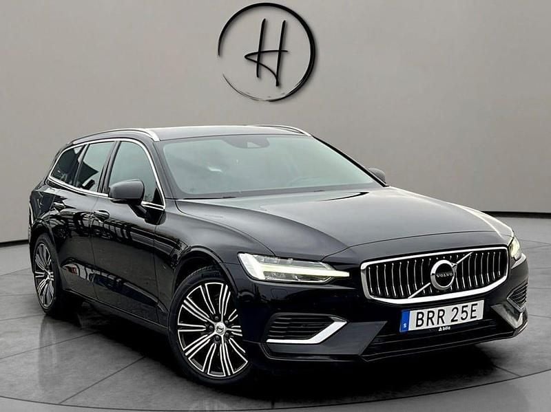 Svart Begagnad 2021 Volvo V60 SE Kombi | 269 900 kr (Marknadspris) - Bild 1/4