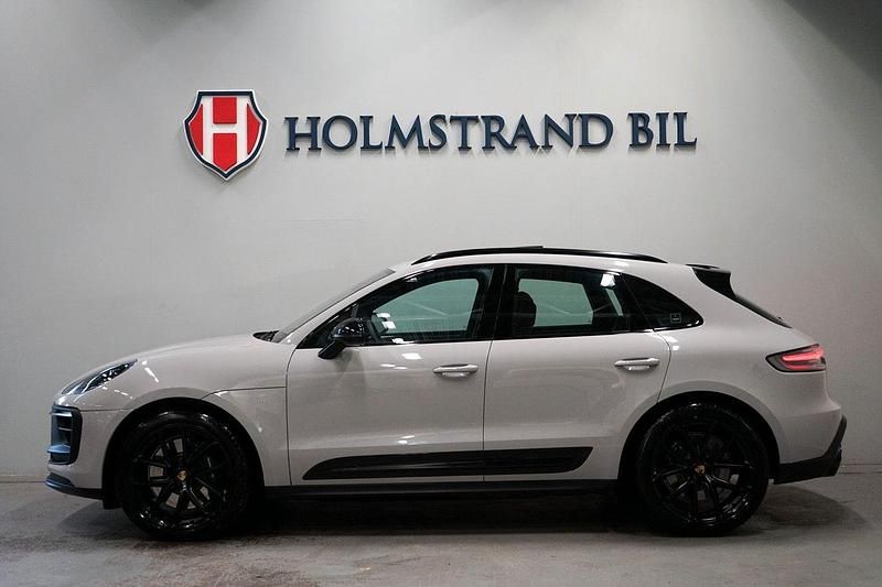 Ljusgrå Begagnad 2022 Porsche Macan GTS SUV | 969 900 kr (Dyr) - Bild 1/4