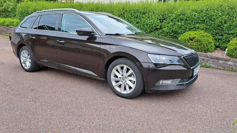 Brun Begagnad 2016 Skoda Superb Business Line Kombi | 129 000 kr (Bra pris) - Bild 1/4