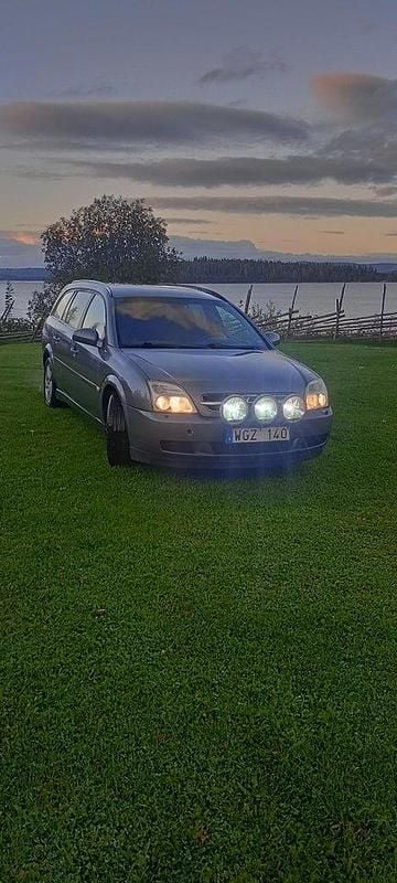 Grå Begagnad 2005 Opel Vectra Kombi | 5 000 kr (Superpris) - Bild 1/4